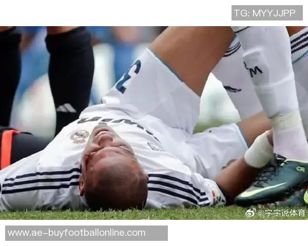 佩佩回忆初见C罗时光：17岁少年训练后啃苹果健身的故事